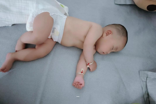 嘉鱼宝宝脸上有白色斑块